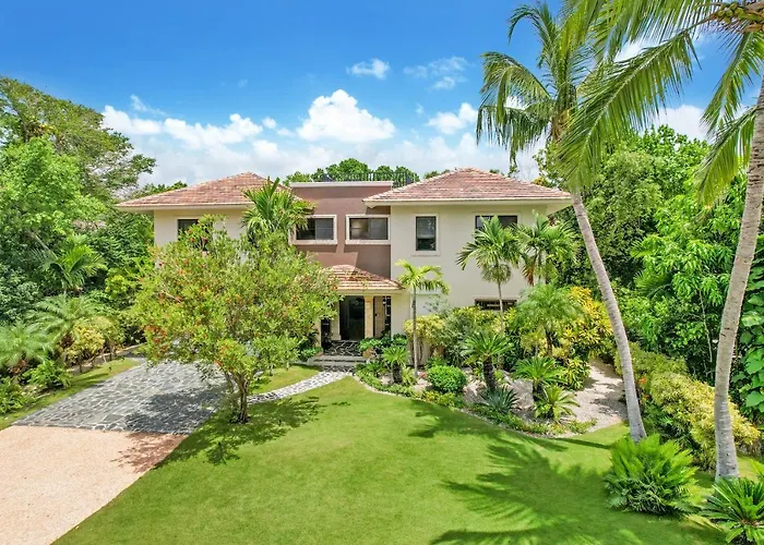 Spacious 4 Bedroom Villa With Pool, Touring Cart & Maid